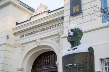 Un buste du Suédois Alfred Nobel devant l'Institut Nobel norvégien à Oslo, en Norvège, le 8 janvier 2026 - Jonathan NACKSTRAND (AFP)