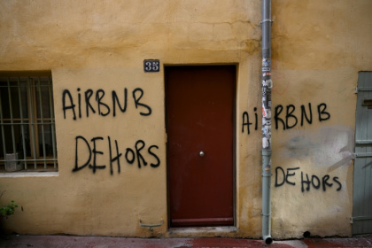 Un graffiti "Airbnb dehors" sur la façade d'un immeuble du quartier touristique du Panier à Marseille, le 10 novembre 2023 - Miguel MEDINA (AFP)