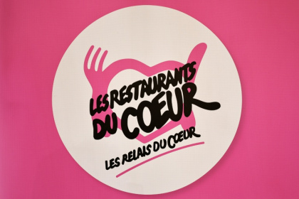 Les Restos du Coeur vont lancer en avril à Paris un spectacle caritatif d'humour baptisé Les Enflures, sur le modèle des Enfoirés pour la chanson - STEPHANE DE SAKUTIN (AFP)