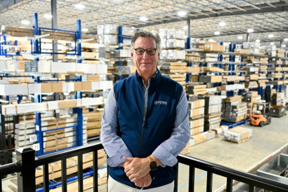 Le patron de Shapes Unlimited Doug Rende dans  l'entrepôt de son entreprise, à North Jackson, dans l'Ohio, le 30 septembre 2026 - Chloe FERREUX (AFP)