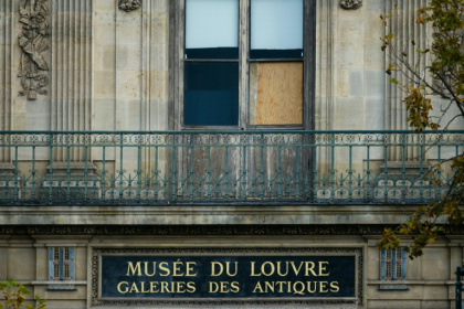 Une fenêtre cassée par laquelle les voleurs sont passés pour dérober au musée du Louvre les joyaux de la Couronne, à Paris le 20 octobre 2025 - Dimitar DILKOFF (AFP)