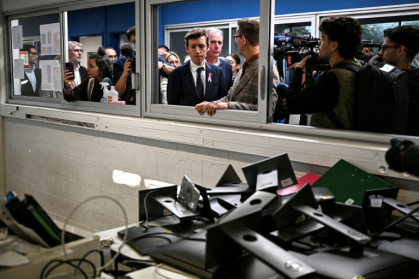 Le ministre de l'Education nationale Edouard Geffray (c) visite  le lycéen Les Iris, saccagé le 8 octobre 2026, à Lormont, le 15 octobre 2026 près de Bordeaux, en Gironde - Christophe ARCHAMBAULT (AFP)